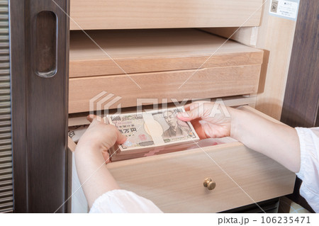 【和たんすに札束を隠す主婦】 【和たんすに札束を隠す主婦】 106235471