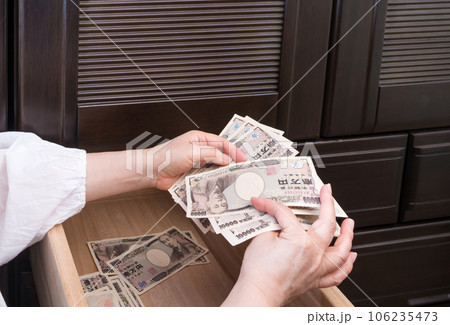 【主婦がたんすの引き出しに一万円札を隠す】 106235473