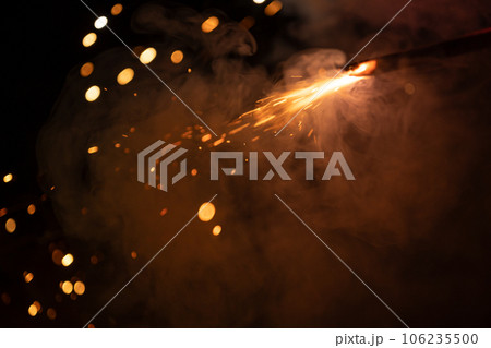 手持ち花火で遊ぶ 手持ち花火で遊ぶ 106235500