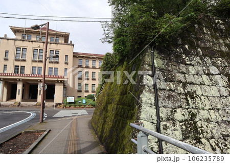 静岡県庁舎と駿府城の石垣 静岡県庁舎と駿府城の石垣 106235789