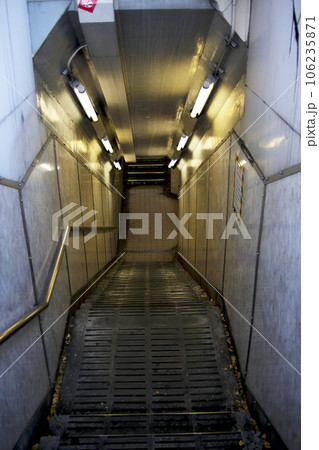 渋谷 玉川通り（246）を横切る地下道の階段 106235871