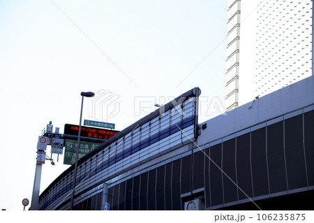 玉川通り神泉町の交差点から首都高を見上げる 玉川通り神泉町の交差点から首都高を見上げる 106235875