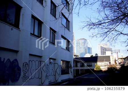 旧山手通りの廃ビルから渋谷のビル群を望む 106235879