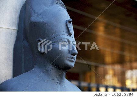 エジプト大使館エントランスに設置された古代エジプト人の彫像 エジプト大使館エントランスに設置された古代エジプト人の彫像 106235894