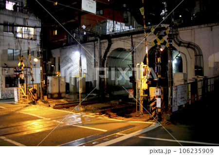 京王井之頭線 神泉の踏切とトンネル 夜景 106235909