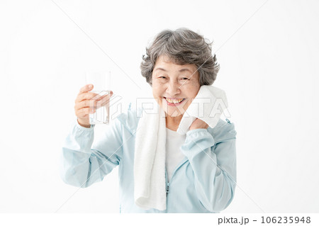 体操の後で水を飲むシニア女性 106235948