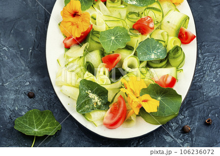Vegetable salad with nasturtium, diet food. 106236072