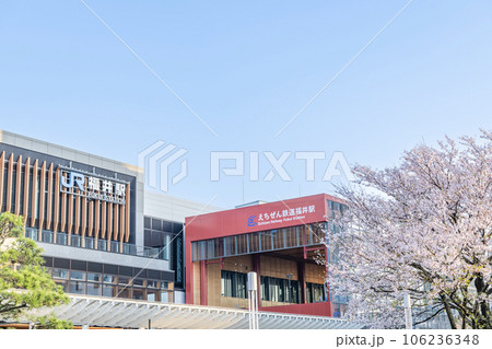 福井県福井市　快晴のJR福井駅東口とえちぜん鉄道福井駅 106236348
