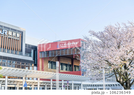 福井県福井市　快晴のJR福井駅東口とえちぜん鉄道福井駅 106236349