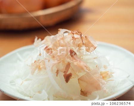 鰹節をかけたオニオンスライス 鰹節をかけたオニオンスライス 106236574