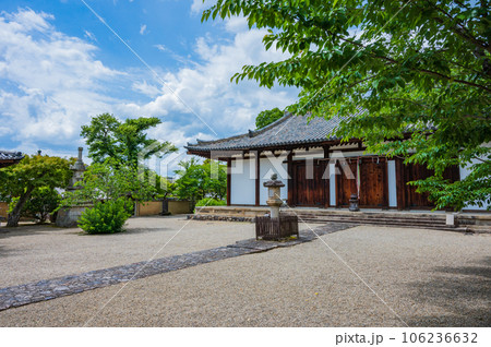 5月の奈良 新薬師寺の本堂 5月の奈良 新薬師寺の本堂 106236632