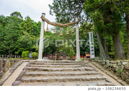 5月の奈良　山の辺の道　檜原神社の縄鳥居と奥の三ツ鳥居 106236650