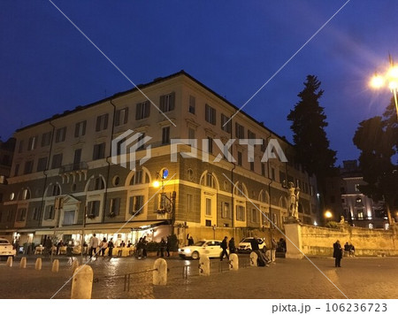 夜のイタリアの街並み 106236723