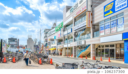 千葉県船橋市の都市風景　下総中山駅 106237300