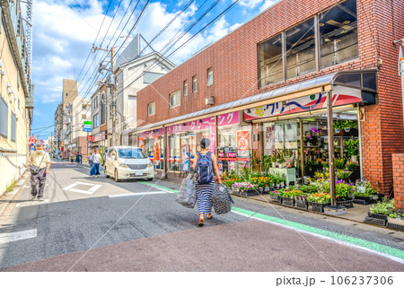 千葉県船橋市の都市風景　下総中山駅 106237306