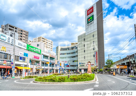 千葉県船橋市の都市風景　下総中山駅 106237312