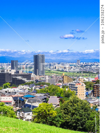 青空が広がる郊外の住宅地　東京 106238274