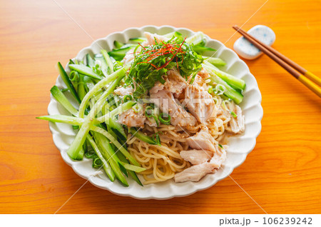 鶏むね肉でバンバンジー風冷し中華 鶏むね肉でバンバンジー風冷し中華 106239242