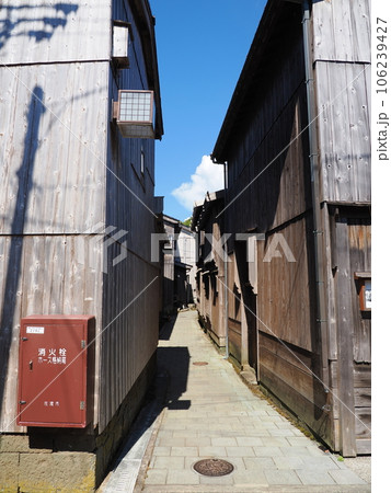佐渡島　宿根木の街並み 106239427