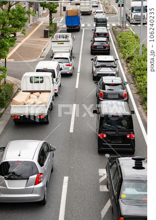 通勤時間帯に渋滞している自動車のイメージ 106240235