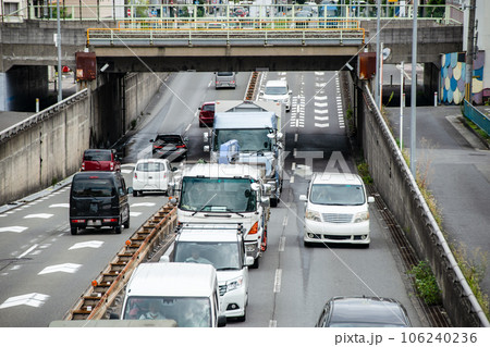アンダーパス付近で混雑する道路 106240236
