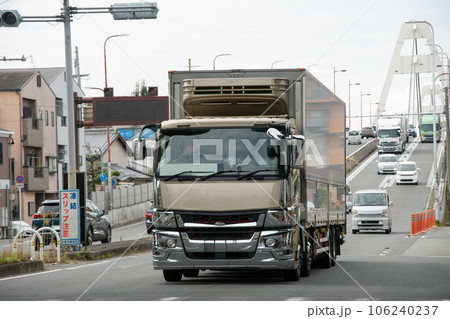 国道を走行する大型保冷トラック 国道を走行する大型保冷トラック 106240237