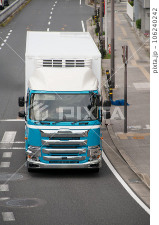 国道を走行する大型保冷トラック 106240242