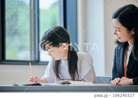 塾で勉強をする小学生の女の子 106240327