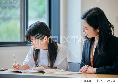 塾で勉強をする小学生の女の子 106240328