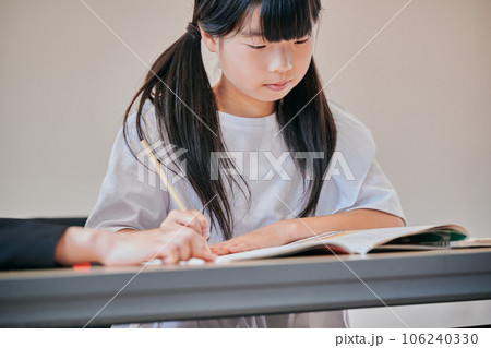 塾で勉強をする小学生の女の子 塾で勉強をする小学生の女の子 106240330