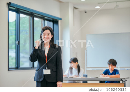 ガッツポーズをする若い塾講師 ガッツポーズをする若い塾講師 106240333