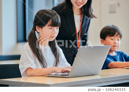 塾でオンライン学習をする小学生の女の子 塾でオンライン学習をする小学生の女の子 106240335