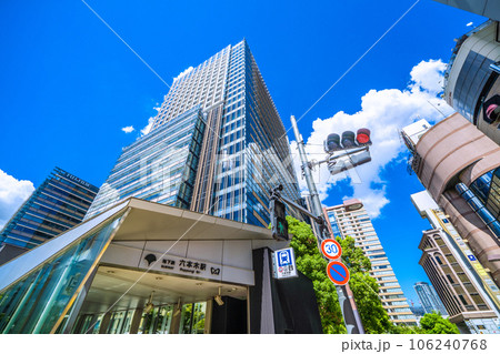 日本の東京都市景観　夏空が広がる東京・赤坂。地下鉄 六本木駅や東京ミッドタウンなどを望む 106240768