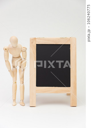 黒板の横でお辞儀をするデッサン人形 106240775