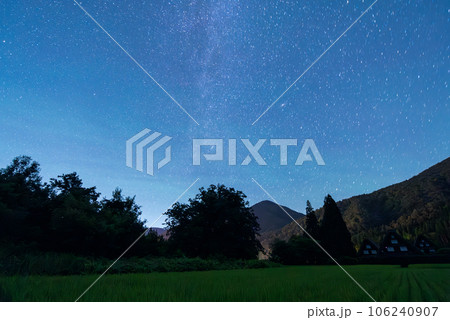 【白川郷】夏の星降る夜の三つ子の合掌造り 106240907