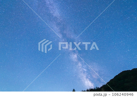 【白川郷】夏の星降る夜空 106240946