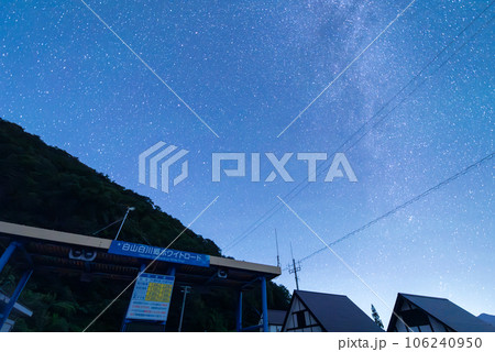 【白山白川郷ホワイトロード】夏の星降る夜空 【白山白川郷ホワイトロード】夏の星降る夜空 106240950
