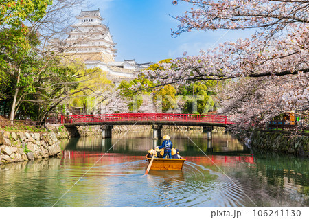 桜満開の姫路城 お堀を遊覧する和船と大天守 桜満開の姫路城 お堀を遊覧する和船と大天守 106241130