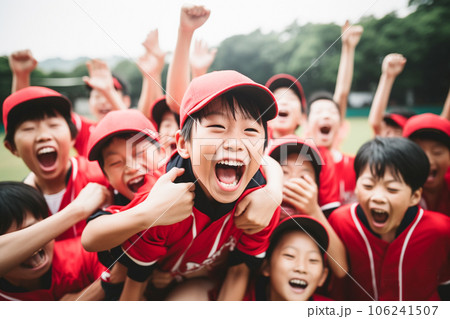 勝利を喜ぶ野球少年たち 106241507