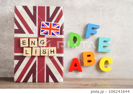 English book with graduate hat, learning and tutorial for foreigner. 106241644