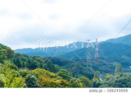 山にまで電気を運ぶ鉄塔、送電線 安心安全クリーンイメージ 曇り空 山にまで電気を運ぶ鉄塔、送電線 安心安全クリーンイメージ 曇り空 106243698