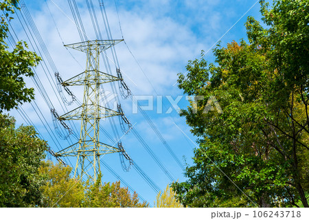 田舎にまで電気を運ぶ鉄塔、送電線　安心安全クリーンイメージ 106243718