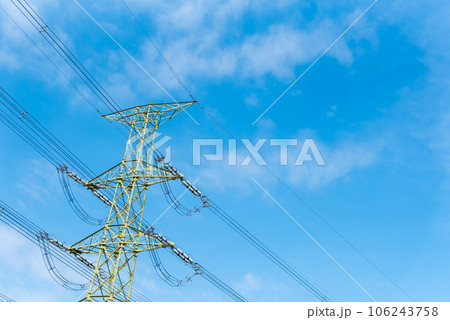 電気を運ぶ鉄塔、送電線　青空 106243758