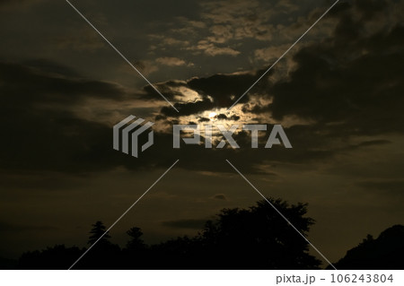北杜市白州町、八月十六夜の月隠す叢雲 106243804