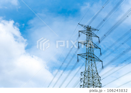遠くまで電気を運ぶ鉄塔、送電線　安心安全クリーンイメージ 106243832