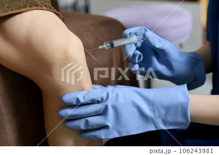 膝に注射をするイメージ 106243981
