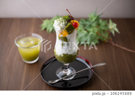 matcha parfait, japanese green tea dessert 106245889