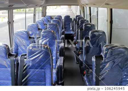 マイクロバスの車内（29人乗り） 106245945