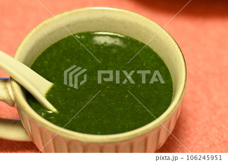 濃い緑色のモロヘイヤスープ 106245951