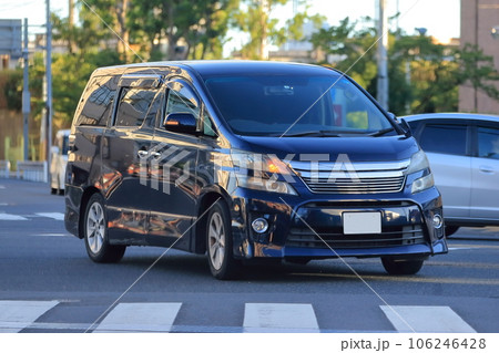 黒いミニバン 106246428